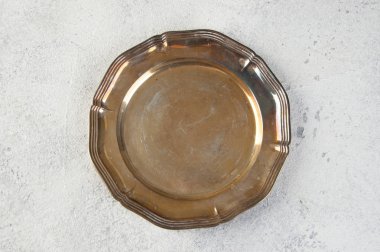 Vintage metal plaka beton zemin üzerine. 