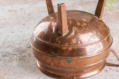 Antika bakır çiçek pot