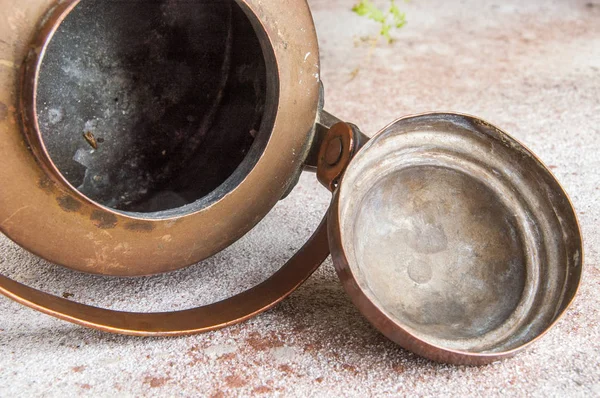 Hervidor de cobre antiguo sobre fondo de hormigón . — Foto de Stock