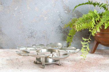 Vintage pewter mum çubuğu ve yeşil bitki