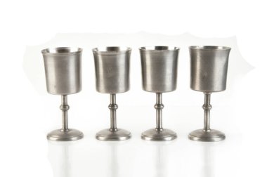 Beyaz arka planda vintage pewter kadehler. 