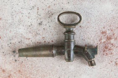 Beton arka plan üzerinde Antikbronz şarap varil vinç. 