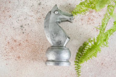 Beton arka plan üzerinde antika kitap sonu