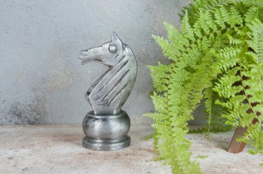 Beton arka plan üzerinde antika kitap sonu