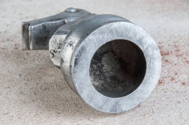Beton arka plan üzerinde antika kitap sonu