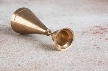 Beton arka plan üzerinde antika mum çubuğu