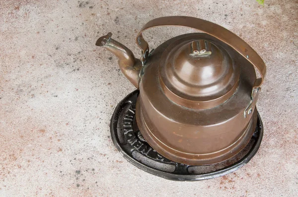 Bouilloire vintage en cuivre sur fond de béton . — Photo