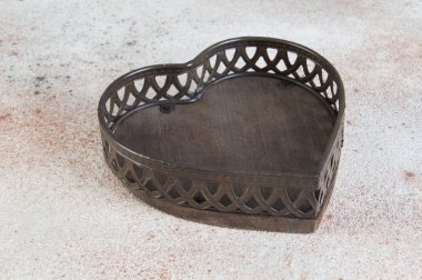 Beton arka plan üzerine antikkahverengi sepet. 