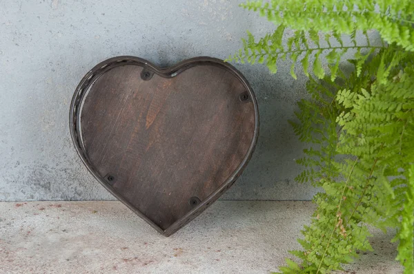 Antique brown basket on concrete background. — Stock Photo, Image