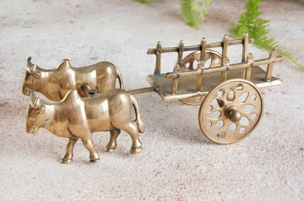 Antigo boi de bronze e escultura de carroça — Fotografia de Stock