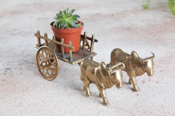 Antigo boi de bronze e escultura de carroça — Fotografia de Stock