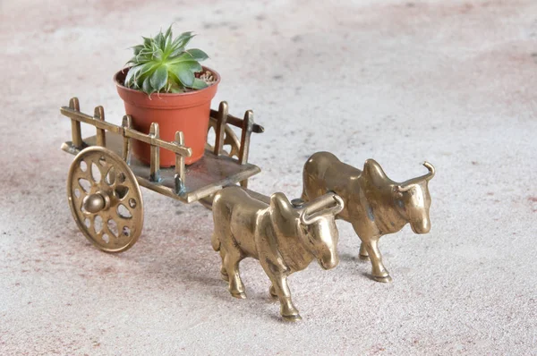 Antigo boi de bronze e escultura de carroça — Fotografia de Stock
