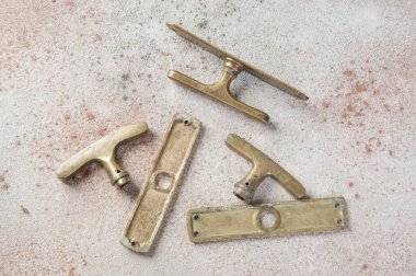 Beton arka planda eski bronz kulplar. Metin için alanı kopyala.