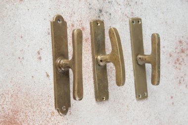 Beton arka planda eski bronz kulplar. Metin için alanı kopyala.