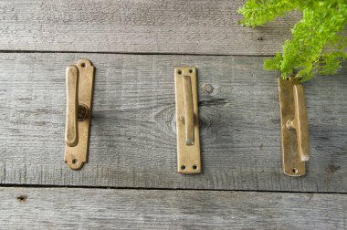 Ahşap arka planda eski bronz saplar. Metin için alanı kopyala.