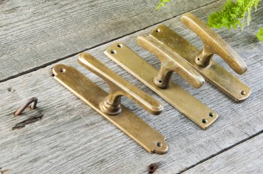 Ahşap arka planda eski bronz saplar. Metin için alanı kopyala.