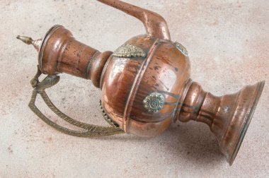 Kapaklı antika bakır sürahi ve somut bir arka plan. Tetx için boşluk kopyala.