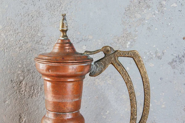 Pot Cuivre Antique Avec Couvercle Poignée Sur Fond Béton Espace — Photo