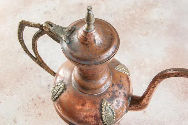 Pot Cuivre Antique Avec Couvercle Poignée Sur Fond Béton Espace — Photo