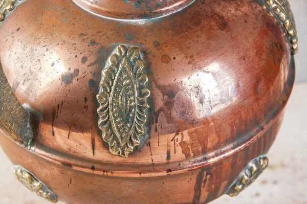Antike Kupferkanne Mit Deckel Und Griff Auf Betongrund Kopierraum Für — Stockfoto