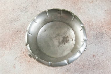 Beton arka planda antik metal vazo. Metin için alanı kopyala