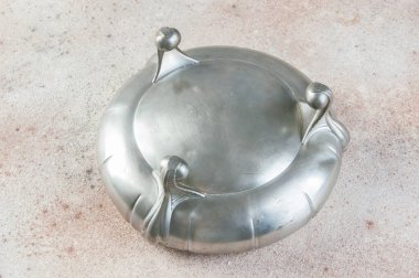 Beton arka planda antik metal vazo. Metin için alanı kopyala