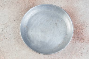 Beton arka planda pullar için eski metal plaka. Metin için alanı kopyala.