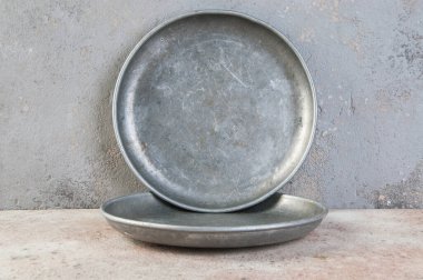 Beton arka plandaki pullar için eski metal plakalar. Metin için alanı kopyala.