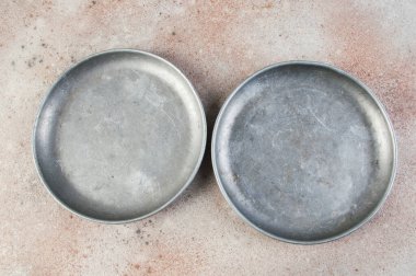 Beton arka plandaki pullar için eski metal plakalar. Metin için alanı kopyala.