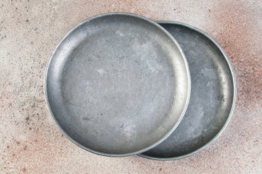 Beton arka plandaki pullar için eski metal plakalar. Metin için alanı kopyala.