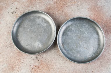 Beton arka plandaki pullar için eski metal plakalar. Metin için alanı kopyala.