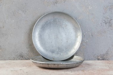 Beton arka plandaki pullar için eski metal plakalar. Metin için alanı kopyala.