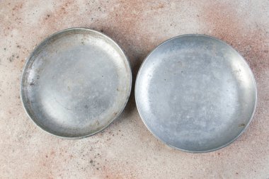 Beton arka plandaki pullar için eski metal plakalar. Metin için alanı kopyala.