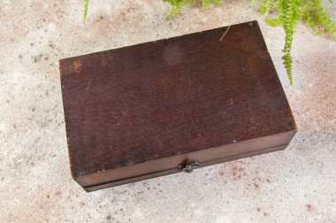 Beton arka planda eski ahşap kutu. Metin için alanı kopyala.