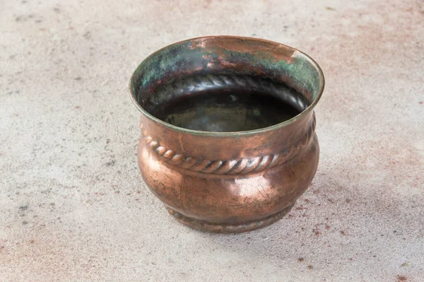 Maceta Cobre Antiguo Sobre Fondo Hormigón Espacio Copia Accesorios Fotografía — Foto de Stock