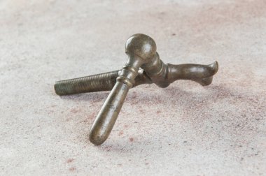 Beton arka planda antik bronz şarap fıçısı vinci. Metin için alanı kopyala.