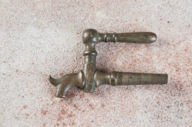 Beton arka planda antik bronz şarap fıçısı vinci. Metin için alanı kopyala.