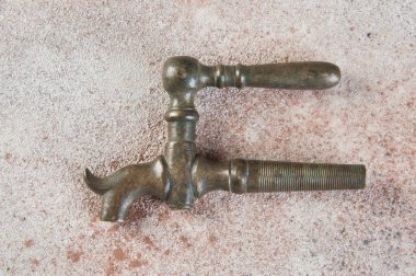 Beton arka planda antik bronz şarap fıçısı vinci. Metin için alanı kopyala.