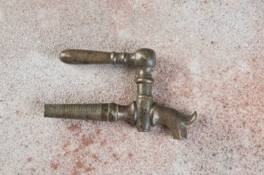 Beton arka planda antik bronz şarap fıçısı vinci. Metin için alanı kopyala.