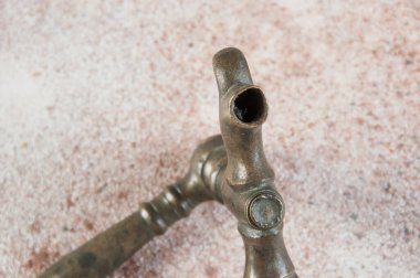 Beton arka planda antik bronz şarap fıçısı vinci. Metin için alanı kopyala.