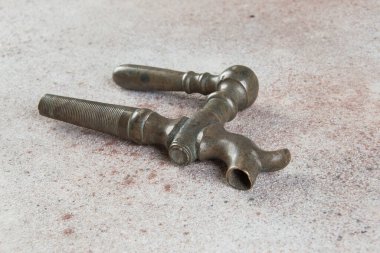 Beton arka planda antik bronz şarap fıçısı vinci. Metin için alanı kopyala.