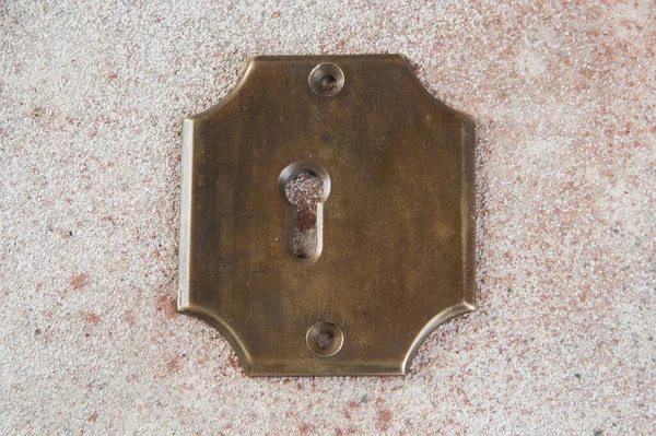 Antique Brass Key Hole Cover Concrete Background Copy Space Text — Stock Photo, Image