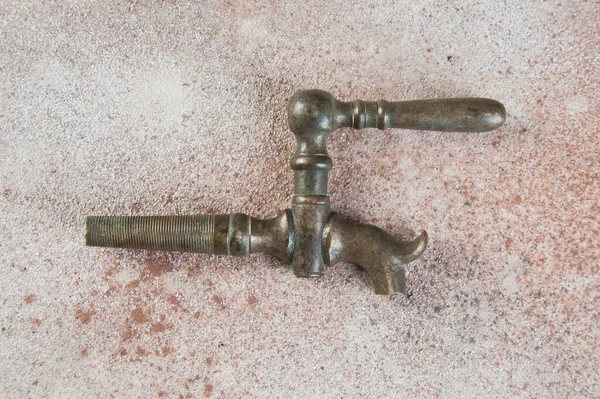 Beton arka planda antik bronz şarap fıçısı vinci. Metin için alanı kopyala.