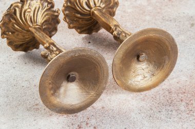 Beton zeminde antik şamdanlar. Metin için alanı kopyala.