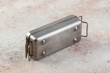 Beton arka planda eski Sovyet pirinç şırıngası sterilizatörü. Metin ve fotoğraf malzemeleri için boşluk kopyala