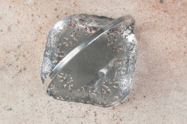 Beton arka planda antik metal şeker vazosu. Metin yiyecek fotoğrafçılığı için boşluk kopyala.