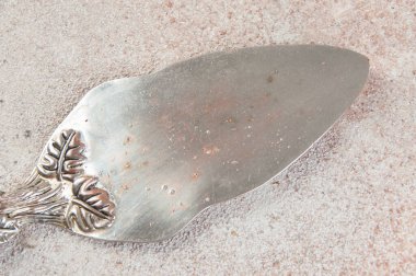 Beton arka planda eski pirinç spatula. Yemek fotoğrafçılığı malzemeleri.