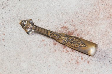 Beton arka planda antika şeker maşaları. Metin için alanı kopyala