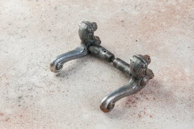 Beton arka planda antik alüminyum kapı kolları. Metin için alanı kopyala.