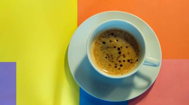 Arka planda çeşitli renklerde koyu kahve fincanı